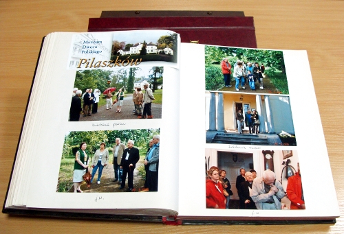 Przykładowe strony trzeciego tomu Kronik Klubu Miłośników Izabelina i Puszczy Kampinoskiej. Są na nich zdjęcia z wycieczki klubowiczów do Muzeum Dworu Polskiego w Pilaszkowie.
